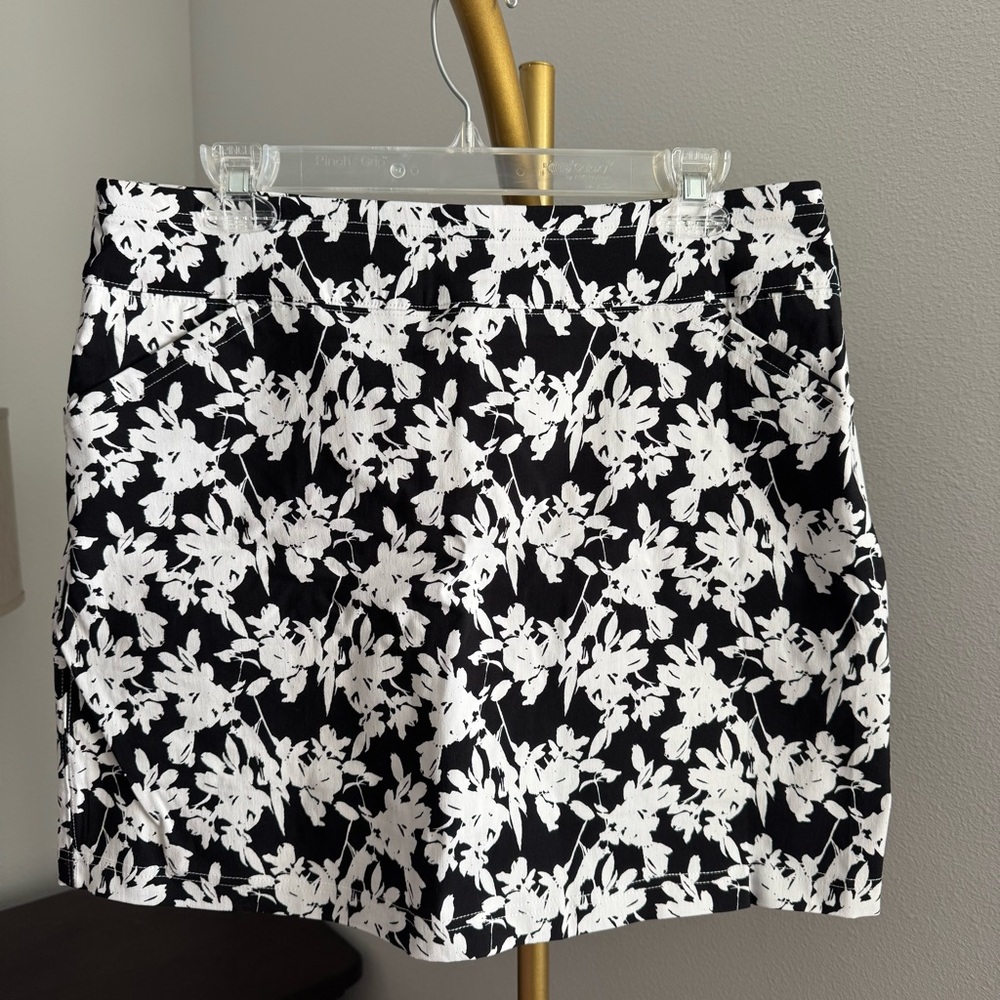 Mario Serrani Skort - Black and White Floral - Size Large